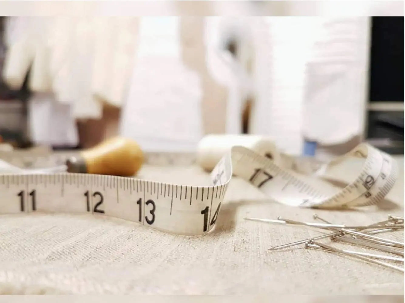 GDMINLO Soft Tape Measure Double Scale Body Sewing Flexible Tailor Craft Vinyl Ruler for Weight Loss Medical Body Measurement, Has Centimetre Scale on Reverse Side 60-inch（White）